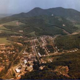 A salgótarján kórház meszes északi része madártávlatból, 1964. Az épülő megyei kórház uralja az épített környezetet.