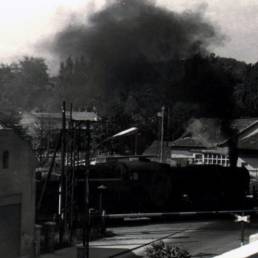 Az acélgyári iparvágányon közlekedő tehervonat szerelvény a Rákóczi útra néző Arany János utcai erkélyház alsó szintjéről, 1970-es évek eleje